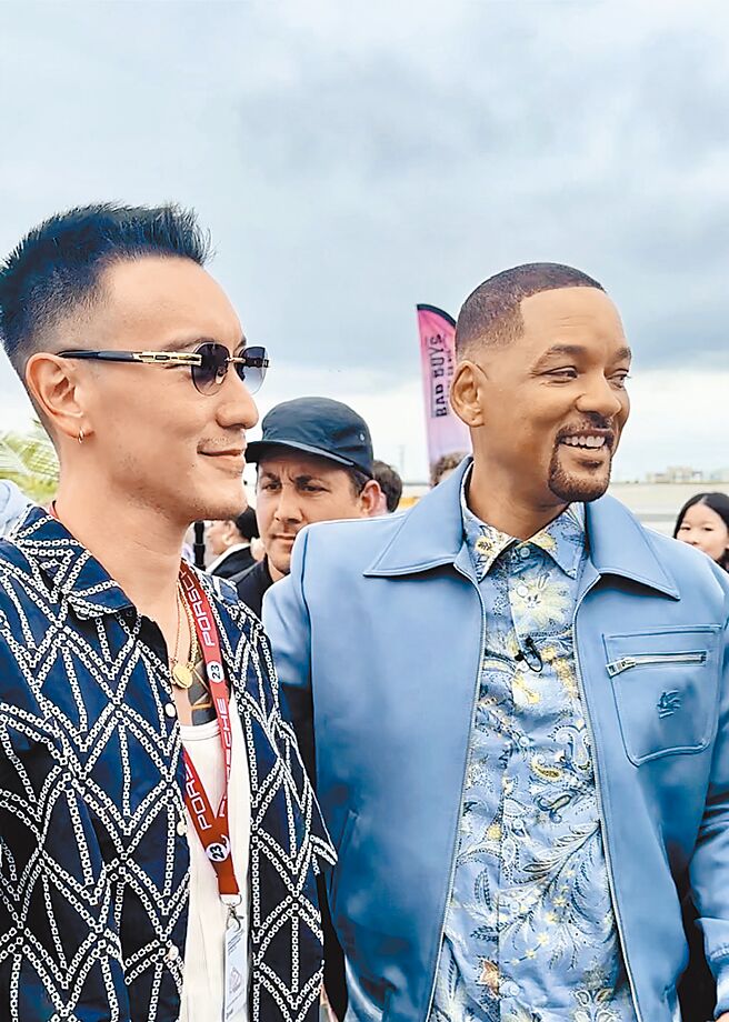 王阳明（左）跟偶像威尔史密斯终于见面，开心合影。（索尼影业提供）