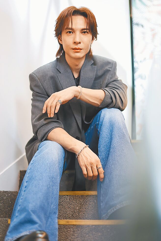 陳勢安近期推出新專輯，開心分享新歌籌備過程。（陳俊吉攝）