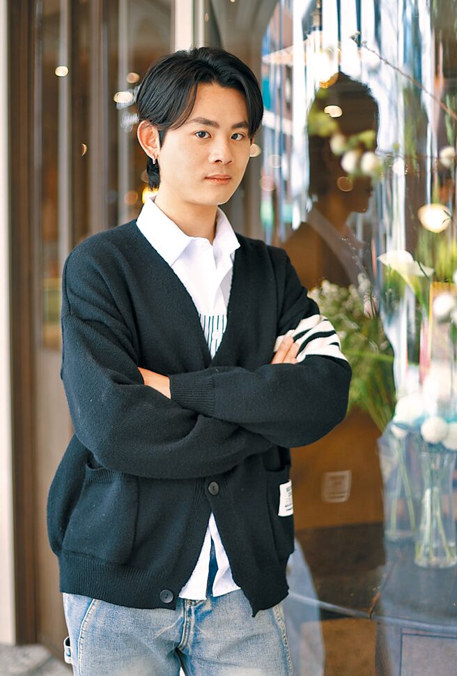 吳胤呈創作〈我不是你養的貓〉傾訴18歲初戀時的感受。（陳俊吉攝）