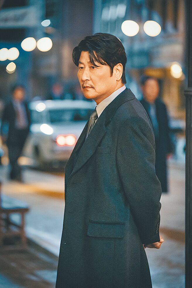 宋康昊在《逆貧大叔》中飾演人稱「三食大叔」的低調政治操盤手。（Disney＋提供）