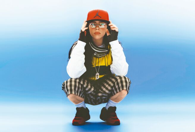 22歲的怪奇比莉再推新專輯，被評為生涯最佳作品。（環球音樂提供）