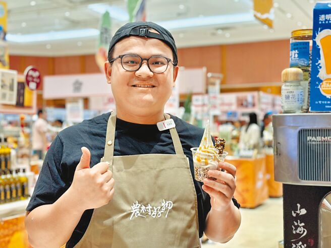 台東長濱「鹽之花米霜淇淋」原價120元，特價兩支200元。（SOGO提供）