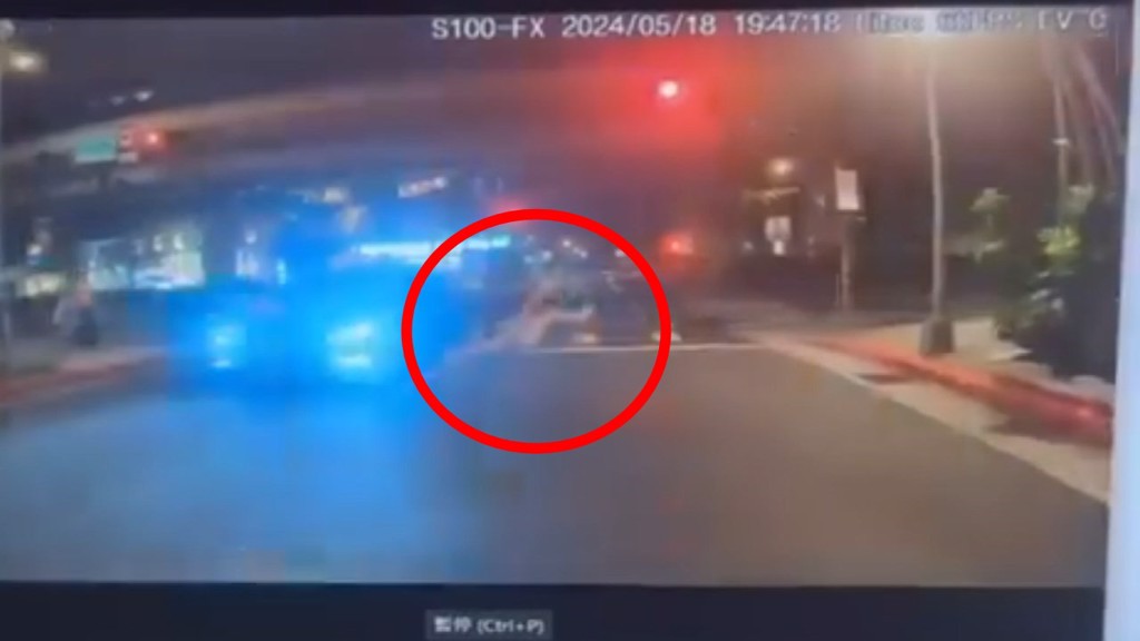 [新聞] 香港母女來台遊玩！過馬路遭轎車撞飛　驚