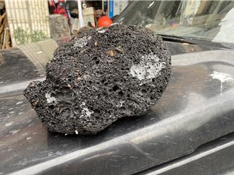 影》台東沿海見首見大塊「黑浮石」像被烤焦、比手掌大