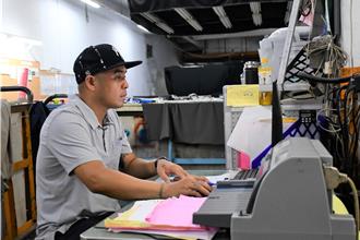 台南紡織廠生產線缺工 留用資深移工晉升中階技術人力