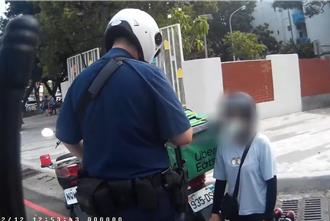 女外送員未兩段式左轉 影片曝光！竟當街下跪求警別開單