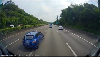 自不量力！國道切換車道硬擠大車　路怒的結局相當「療癒」