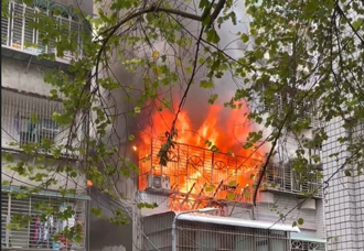 新北中和公寓竄出無名火　後陽台火勢猛烈相當驚人