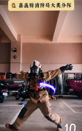 影》「16蹲」風靡全台！消防員25公斤裝備上身 最強版登場