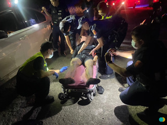 懸掛假車牌遇盤查落跑 男子遭警連開10槍雙腿中彈落網