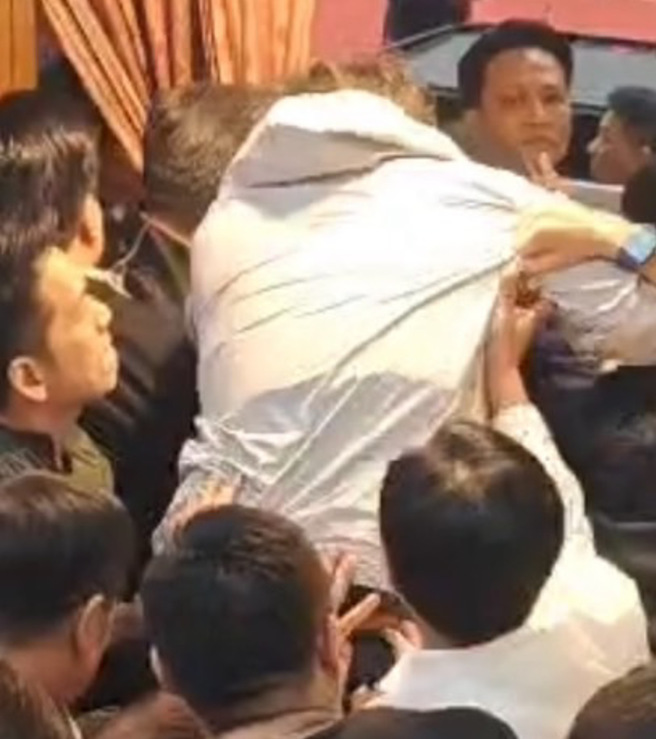 國民黨立委王鴻薇表示，綠委沈伯洋衣服底下穿著疑似板甲的護具。(摘自王鴻薇臉書)