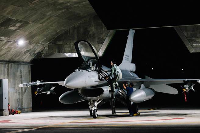 空军飞官昨全员召回待命，各型战机全武力警戒。图为F-16V战机CAP挂载执行夜间任务。(中时资料库)