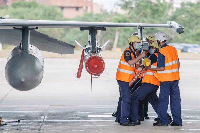 图为F-16V战机挂载鱼叉飞弹与AIM-9X响尾蛇飞弹。(中时资料库)