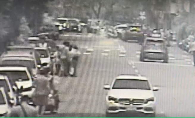 图中宾士车就是遭窃车辆，当时国小童还在车上。(戴志扬翻摄)