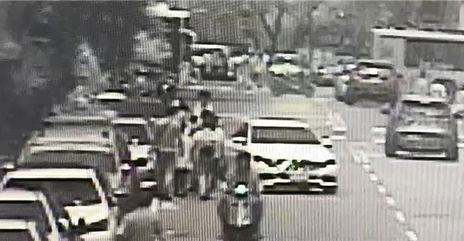 员警调阅相关监视器影像，发现1名身着黑衣男子骑乘脚踏车路过该车，在车辆周遭短暂观望后，即开车门上车将车开走。（民眾提供／冯惠宜台中传真）