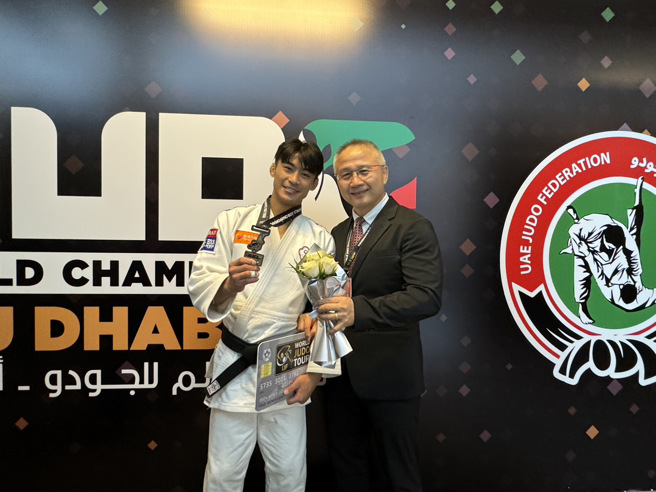 杨勇纬（左）于阿布达比世锦赛夺银，写下台湾柔道歷史新页，赛后和教练刘文等合照。（澄禹行销股份有限公司提供）