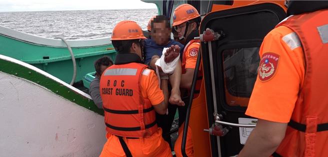 小琉球船長割傷動脈，幸得海巡署與空勤總隊海、空聯手救援。（海巡署艦隊分署提供／羅琦文屏東傳真）
