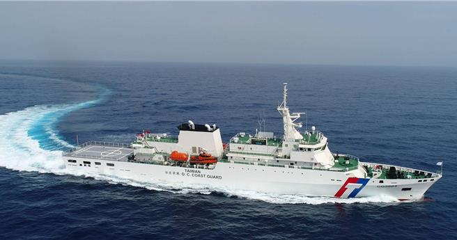 海巡署雲林艦趕往救援割傷動脈的小琉球船長。（海巡署艦隊分署提供／羅琦文屏東傳真）