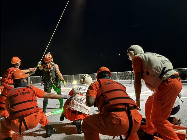 空勤總隊直升機將傷者吊掛後送至高雄治療。（海巡署艦隊分署提供／羅琦文屏東傳真）