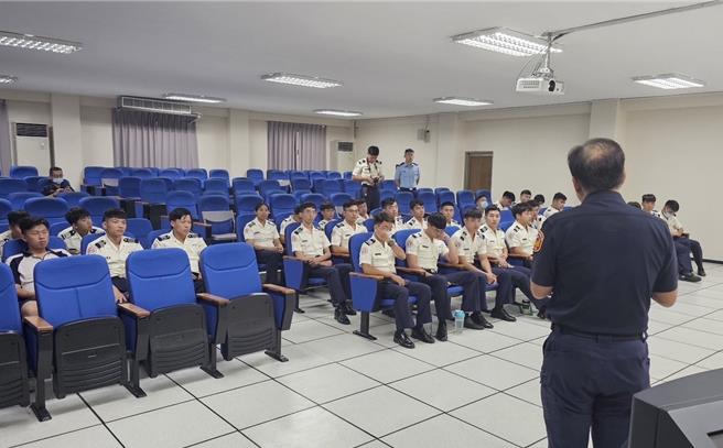岡山警方於5月17日到岡山空軍官校宣導反詐騙知識。（翻攝照片／林瑞益高雄傳真）