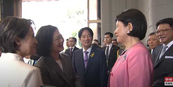 蔡英文特别跟吴玫如说「你会比较辛苦喔！」（取自直播）