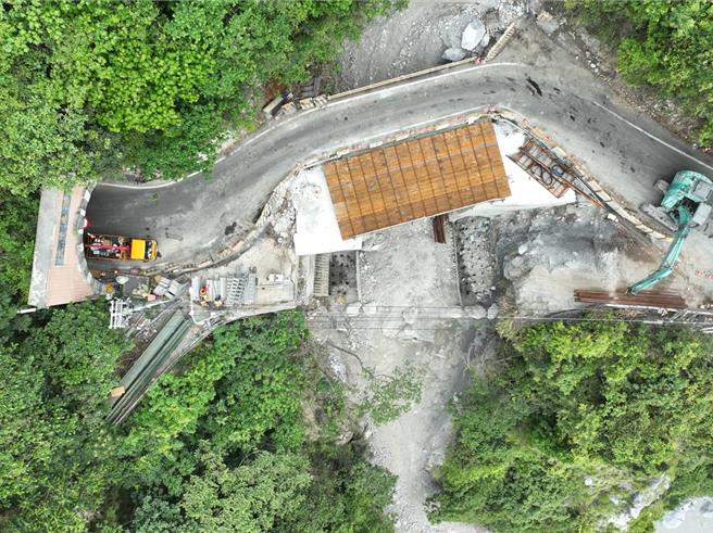 0403花蓮強震造成台9線蘇花公路158.6K下清水橋損毀，經公路局搭建鋼便橋，先開放5噸以下小客車單線雙向通行，經積極進行拓寬道路工程，大型車輛有望提前在30日開放通行。（公路局提供／羅亦晽花蓮傳真）