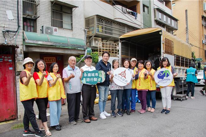 为感谢资源回收个体户为环保的付出与努力，新竹市副市长邱臣远（左六）20日特别于端午节前夕，拜访个体户郑燕珍等352位个体户，同时致赠环境部农产米以及市府端午平安礼盒。（新竹市政府提供／陈育贤新竹传真）