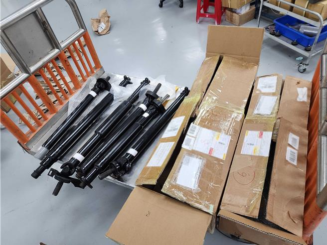 贩毒集团将10公斤K他命塞在报废轴承管径中，利用国际小型包裹申报通关。（南部打击犯罪中心提供／袁庭尧高雄传真）