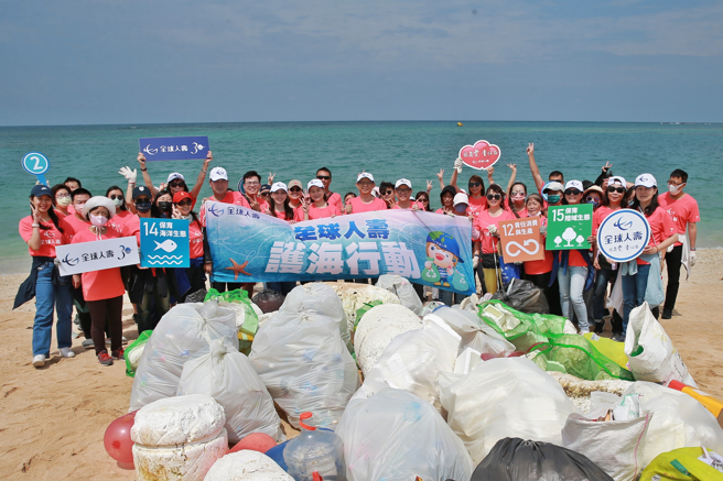 全球人壽30周年舉辦「護海行動，海有我們」淨灘公益活動，由董事長林文惠(圖中左)、總經理馬君碩(圖中右)率領志工前往澎湖龍門沙灘淨灘，成果豐碩共撿拾海廢133.08 Kg。(圖/全球人壽提供)