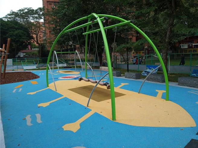 龍鳳公園為南新莊最大公園，新莊區公所新建公廁工程已於4月完工，並於明天正式啟用。（新北市政府提供）