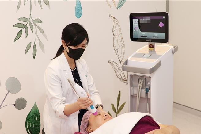 52岁陈姓家庭主妇近期发现脸部皮肤老化、松弛，听信网路每日洗脸去角质能让皮肤变年轻，反而更乾燥甚至不断冒痘，就医透过电波拉皮改善，助陈女士恢復昔日光采。示意图，非当事病患。（大里仁爱医院提供／潘虹恩台中传真）