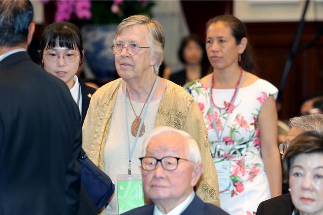 台积电创办人张忠谋夫妇应邀出席总统府内总统赖清德的宣誓就职典礼。图／截自总统府直播