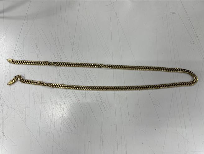 高雄竊賊翻找機車車廂竊取金項鍊，卻僅是廉價鍍金項鍊還遭警方逮捕。（警方提供／任義宇高雄傳真）