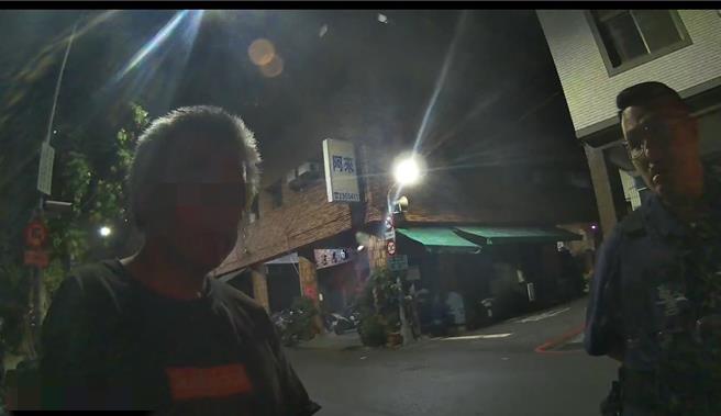 高雄竊賊形跡可疑翻找機車車廂，遭巡邏員警發現當場逮捕。（警方提供／任義宇高雄傳真）