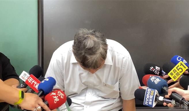 台中某高中学生爆料参加垦丁毕旅，遭导游公开言语性骚扰，指称「如果没有认真听，可能会发生我把舌头伸进你嘴巴喇十八圈」等语；旅行社黄姓负责人20日针对此事公开鞠躬道歉。（陈淑芬摄）