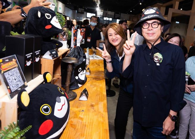 陈其迈非常推荐可爱又实用的高雄熊商品（图片来源：高雄市观光局提供）