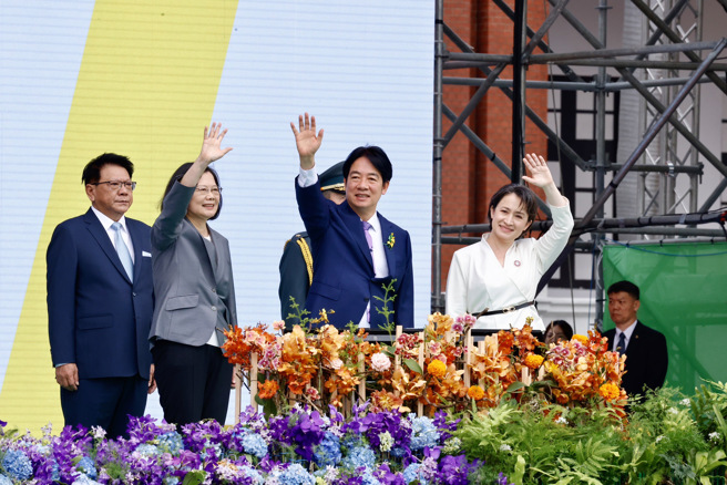 中華民國第十六任總統、副總統就職典禮20日舉行，許多觀禮民眾到場參與，卸任總統蔡英文（左起）、新任總統賴清德、新任副總統蕭美琴一同向觀禮來賓致意。（ 陳信翰攝）
