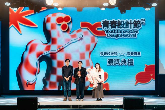 市长陈其迈亲自到场颁发压轴大奖，邀请青年学子一同为未来设计打拼（图片来源：高雄市文化局提供）