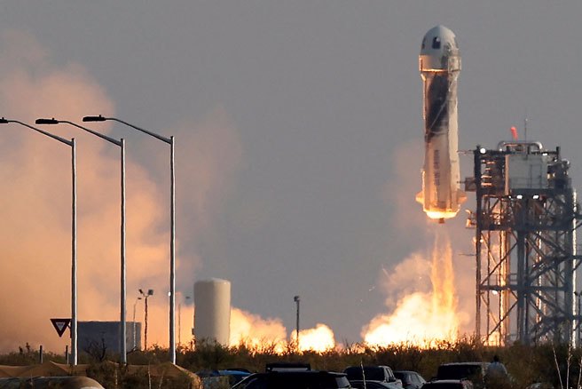 美國億萬富翁貝佐斯旗下的藍色起源公司，19日成功把6名乘客送上高空。這是該公司時隔兩年後，再度執行載人升空任務。(圖/路透)