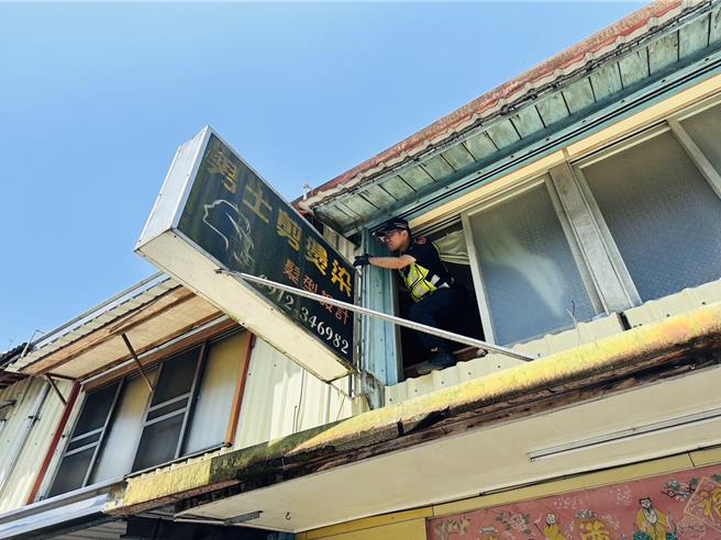 警方暖心救援。（警方提供／李京升苗栗传真）