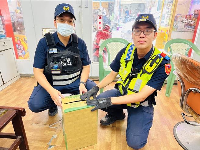 南庄分驻所所长黄智晖、警员谢裕琮协助救援。（警方提供／李京升苗栗传真）