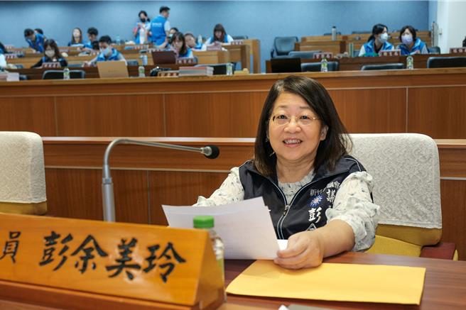 新竹县议员彭余美玲20日在议会质询时，指客委会指定在竹北市办粄条节。让她很纳闷。（罗浚滨摄）