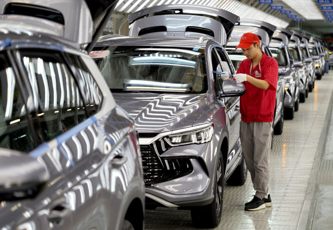 图为工人在北京比亚迪工厂检验新能源汽车「宋Pro」。（资料照／新华社）