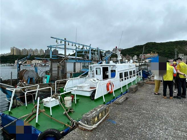 行政執行署宜蘭分署20日上午赴八斗子漁港查封一艘積欠稅款企業的船舶，企業負責人聞訊後立即辦理分期繳納欠稅手續。（行政執行署宜蘭分署提供／張志康基隆傳真）