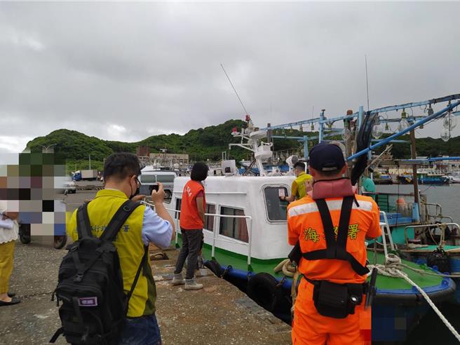 行政執行署宜蘭分署20日上午赴八斗子漁港查封一艘積欠稅款企業的船舶，企業負責人聞訊後立即辦理分期繳納欠稅手續。（行政執行署宜蘭分署提供／張志康基隆傳真）