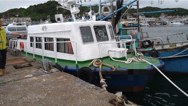 行政執行署宜蘭分署20日上午赴八斗子漁港查封一艘積欠稅款企業的船舶，企業負責人聞訊後立即辦理分期繳納欠稅手續。（行政執行署宜蘭分署提供／張志康基隆傳真）