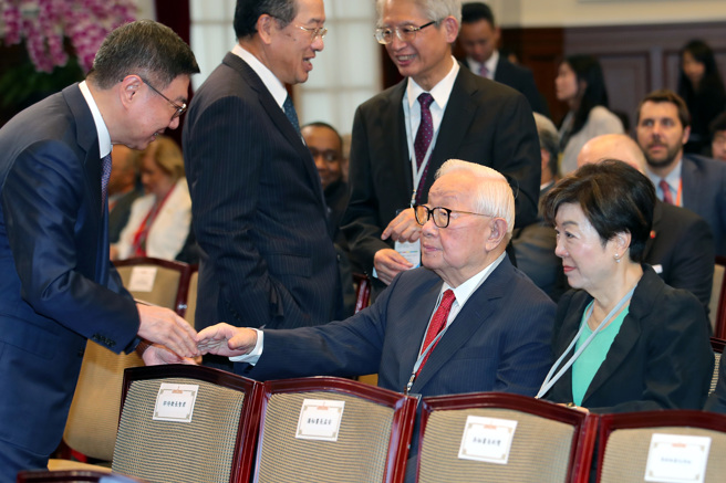 中华民国第16任总统、副总统宣誓就职典礼20日举行，行政院长卓荣泰（左前）上前向台积电创办人张忠谋（中前）、夫人张淑芬（右前）握手寒暄。（台北市摄影记者联谊会提供）