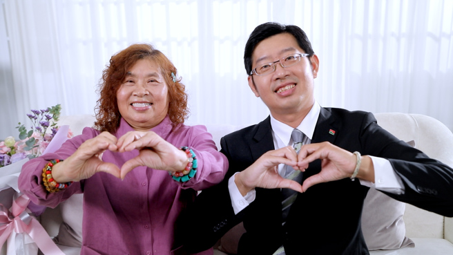 信义房屋南京建国店专案协理周昱曦曾勇夺全国绩TOP1，更带着妈妈参加奖励海外旅游，完成妈妈环游世界的旅游梦。(图/信义房屋 提供)