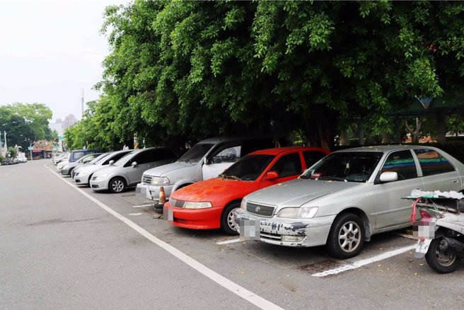 嘉义市文化中心、市立博物馆、假日花市一带停车一位难求。（吕妍庭摄）