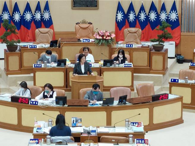 新北市亲子馆推出课程抢手，不少家长抱怨每次开放报名犹如抢演唱会门票，且付款方式无电子支付，民进党新北市议员翁震州要求社会局增加课程数量，以及增加电子支付等匯款方式，社会局长李美珍承诺会检讨评估。（陈慰慈摄）